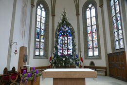 Aufstellen der Weihnachtsbäume
